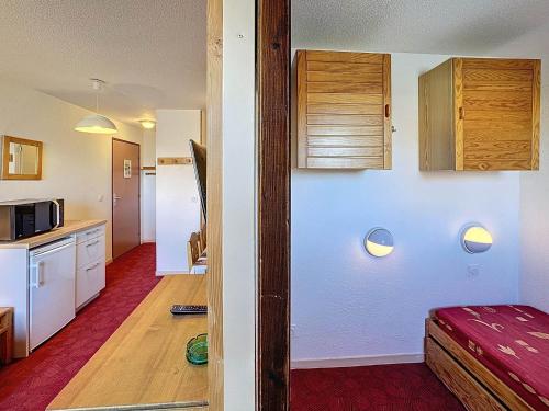 une pièce avec une cuisine et un salon dans l'établissement Appartement 2 pièces + coin montagne, 26m², 5 pers, Wi-Fi, ski aux pieds, Les Menuires - FR-1-178-92, aux Menuires