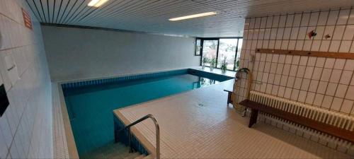 una piscina vacía en un edificio en Exklusives Ferien-Appartement mit Pool- und Saunazugang für bis zu 4 Personen, en Schönwald