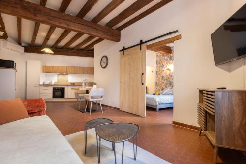 un salon avec un canapé et une table dans l'établissement Le Nostradamus - Hypercentre - Clim - Wifi, à Saint-Rémy-de-Provence