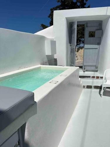 Nostos Central Cave House with jacuzzi