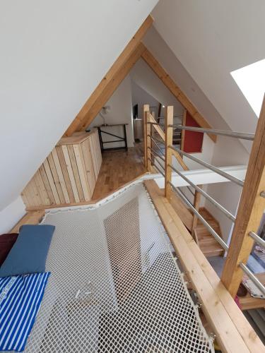 - une mezzanine avec un lit et un escalier dans l'établissement Loft 33m2 et dépendance 15m2 avec jardin partagé, à Plougasnou