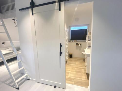 a sliding door in a room with a bathroom at modernes DG Apartment Schloofschdubb Nähe Kassel in Fuldatal
