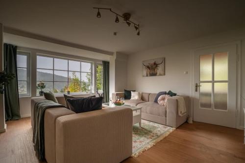 Χώρος καθιστικού στο Exklusives Ferienhaus am Waldrand mit Whirlpool und Sauna