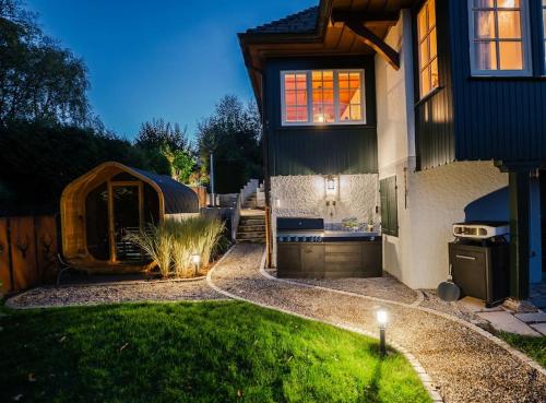 Κήπος έξω από το Exklusives Ferienhaus am Waldrand mit Whirlpool und Sauna