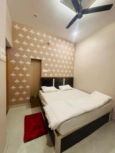 a bedroom with a bed with a star patterned wall at Vindh Homestay in Varanasi