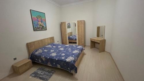 バクーにあるLarge and central apartment in the heart of Baku, close to Icheri Sheher Metro station and the Fountain Squareのベッドとテレビのある小さな寝室