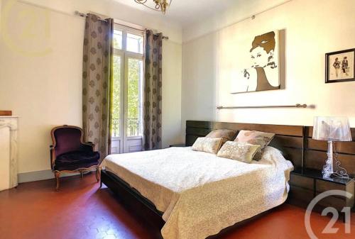 une chambre avec un lit et une fenêtre dans l'établissement Chez Grace, à Cannes