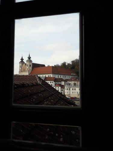 a view from the window of a building at APARTMENT Top 11 ZENTRUM mit 2 Schlafzimmer BESTROOMS eU in Steyr