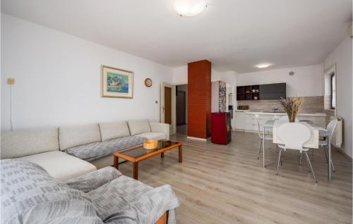 Kuchyňa alebo kuchynka v ubytovaní Beautiful Home In Porec With Wifi