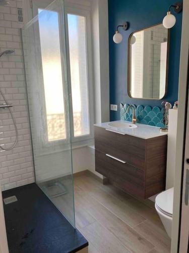 une salle de bain avec toilettes, lavabo et miroir dans l'établissement Maison avec jardin proche de Paris et du métro, à Montreuil