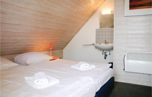 ein Schlafzimmer mit einem weißen Bett und einem Waschbecken in der Unterkunft Ferienhaus 120 In Kirchheim in Kirchheim