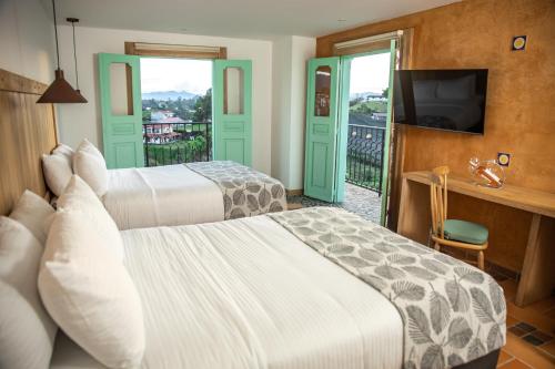 Una cama o camas en una habitación de Alfahar Hotel