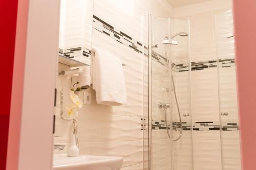 a bathroom with a shower and a toilet at Hotel Spreewitz am Kurfürstendamm in Berlin