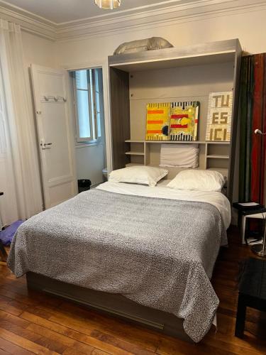 une chambre avec un grand lit dans une pièce dans l'établissement appartement, paris tour Eiffel, à Paris