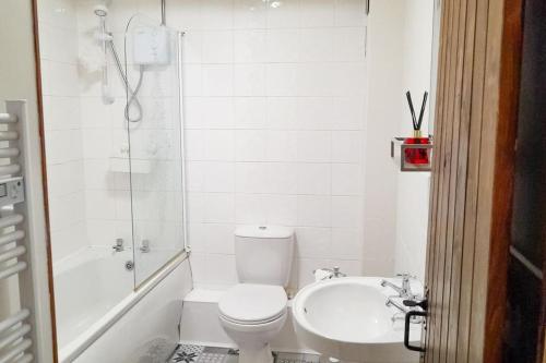 Vannituba majutusasutuses Cosy coastal retreat lovingly refurbished