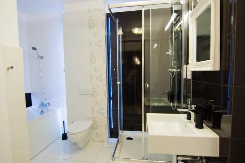 Kupatilo u objektu Apartamenty hoteLOVE z sauną przy Strumieniu