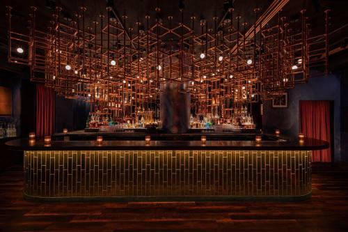 Ο χώρος του lounge ή του μπαρ στο Moxy NYC Lower East Side