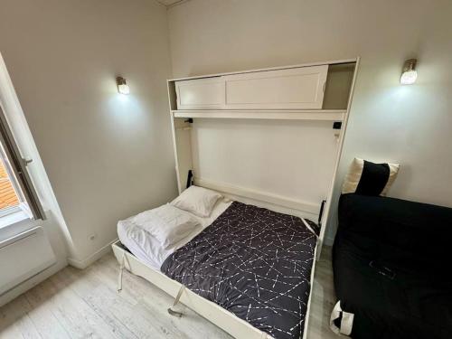 une petite chambre avec un lit dans une pièce dans l'établissement Studio Océan Bleu, à Les Sables-dʼOlonne