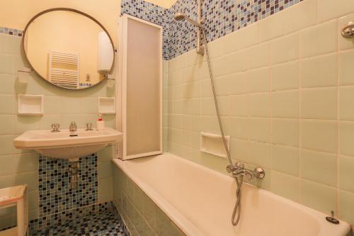 ein Badezimmer mit Waschbecken, Badewanne und Spiegel in der Unterkunft Bardi-Ponte Vecchio in Florenz