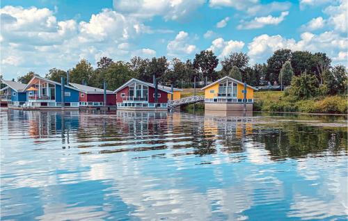 a row of colorful houses on the water at Maasvilla - Amfibie - 31 in Ohé en Laak