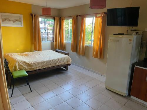 サン・アントニオ・デ・アレドンドにあるAltos del Mayuのベッドルーム1室(ベッド1台、冷蔵庫、窓付)
