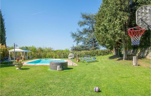 a backyard with a basketball hoop and a pool at Villa Pieve, Lucignano in Lucignano