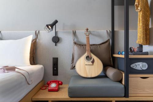 Ένα ή περισσότερα κρεβάτια σε δωμάτιο στο Moxy Lisbon City