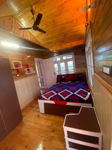 Ένα ή περισσότερα κρεβάτια σε δωμάτιο στο Shanti Kunj Home Stay R S Negi