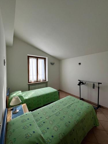 a hospital room with two beds and a window at Le Querce in Montecchio