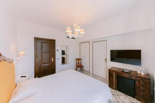 Una televisión o centro de entretenimiento en Hotel Giordano