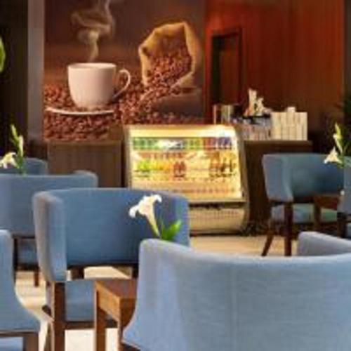 Příslušenství pro přípravu čaje a kávy v ubytování Sunrise Ajyad Hotel