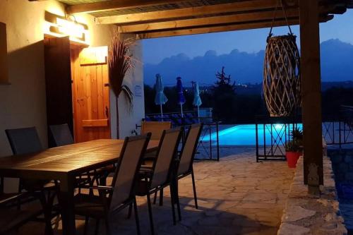 Villa Selene, mountain views, no stairs, 2 km from beach