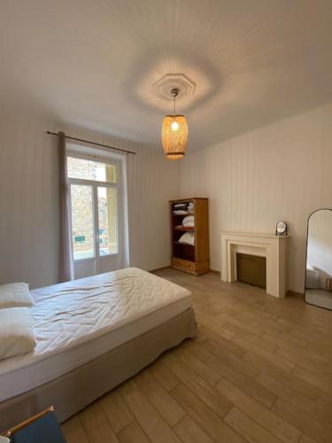 une chambre blanche avec un lit et une fenêtre dans l'établissement appartement Cyrnos 3Pc 73m2, à Ajaccio