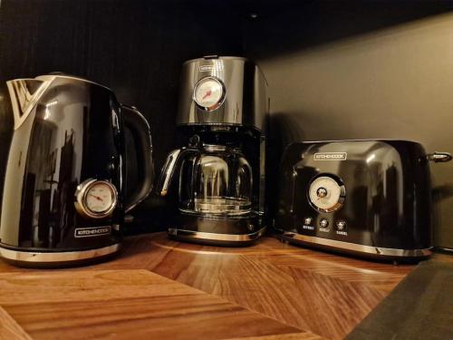 deux grille-pain assis sur un comptoir en bois à côté d'un grille-pain dans l'établissement L'Ethnique - Hypercentre - Gare, à Angers