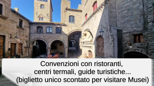 una vista de un edificio con la convención de texto sobre historiancincinión en L'Alloggio di San Pellegrino, en Viterbo