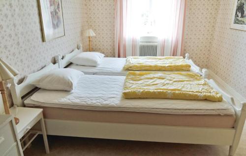 Giường trong phòng chung tại Holiday Home Flattinge Vittaryd Iv