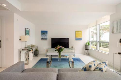 Μια τηλεόραση ή/και κέντρο ψυχαγωγίας στο Beachfront Bentley Hotel One Bedroom Suite with Balcony and Beach access