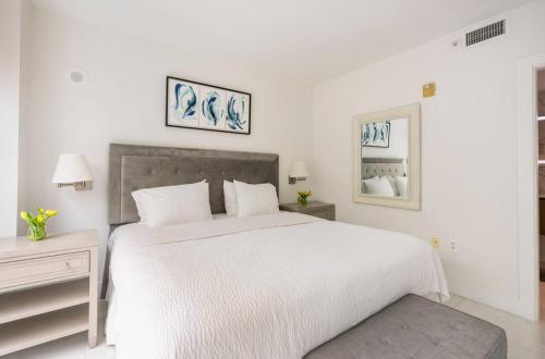 Ένα ή περισσότερα κρεβάτια σε δωμάτιο στο Beachfront Bentley Hotel One Bedroom Suite with Balcony and Beach access