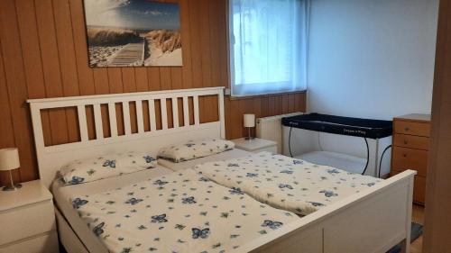 a small bedroom with a bed and a desk at Bungalow 39 in Tossens in Tossenserdeich