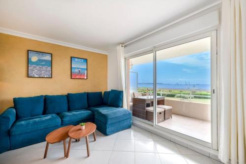 Modern Beachfront family apartment with pool