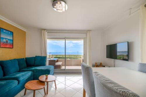 Modern Beachfront family apartment with pool