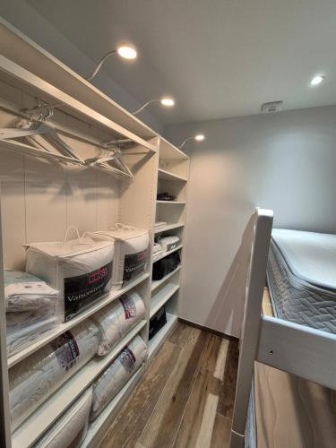 - un dressing avec de nombreux lits dans l'établissement chez Cyril et Celine, à Tignes