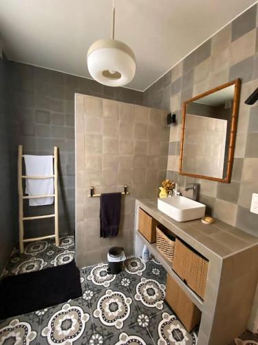 une salle de bain avec un lavabo et un miroir dans l'établissement Maison de pêcheurs, à Trouville-sur-Mer