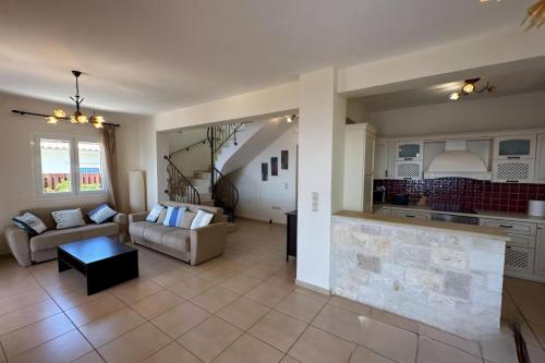 Χώρος καθιστικού στο Villa Ionion Pelagos - infinity pool with magnificent sea views!