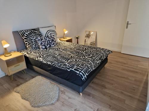 - une chambre avec un lit à motifs zébrés et 2 lampes dans l'établissement Appartement in Sannois - 100m from train station and 20 min from Paris St Lazare, private parking, à Sannois