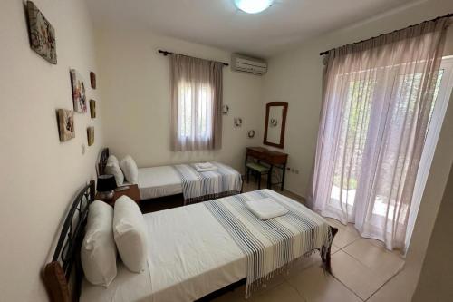 Ένα ή περισσότερα κρεβάτια σε δωμάτιο στο Villa Ionion Pelagos - infinity pool with magnificent sea views!