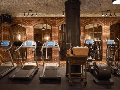 Pusat kecergasan dan/atau kemudahan kecergasan di Roxy Hotel New York