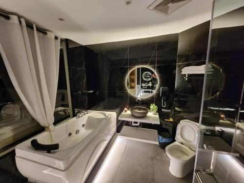 Ένα μπάνιο στο Désir Amorous KL #Jacuzzi #NFLX #Prjscn120" #KTV