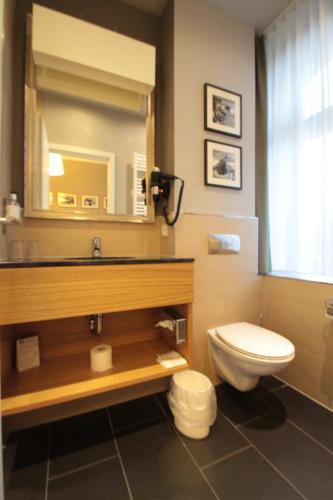 Bilik mandi di Hotel am Molkenmarkt