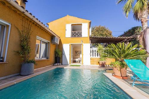 une maison avec une piscine devant une maison dans l'établissement Charmante Maison de village- les adrets, à Les Adrets-de-l'Estérel